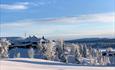 Rustad hotell og fjellstue på Sjusjøen om vinteren.