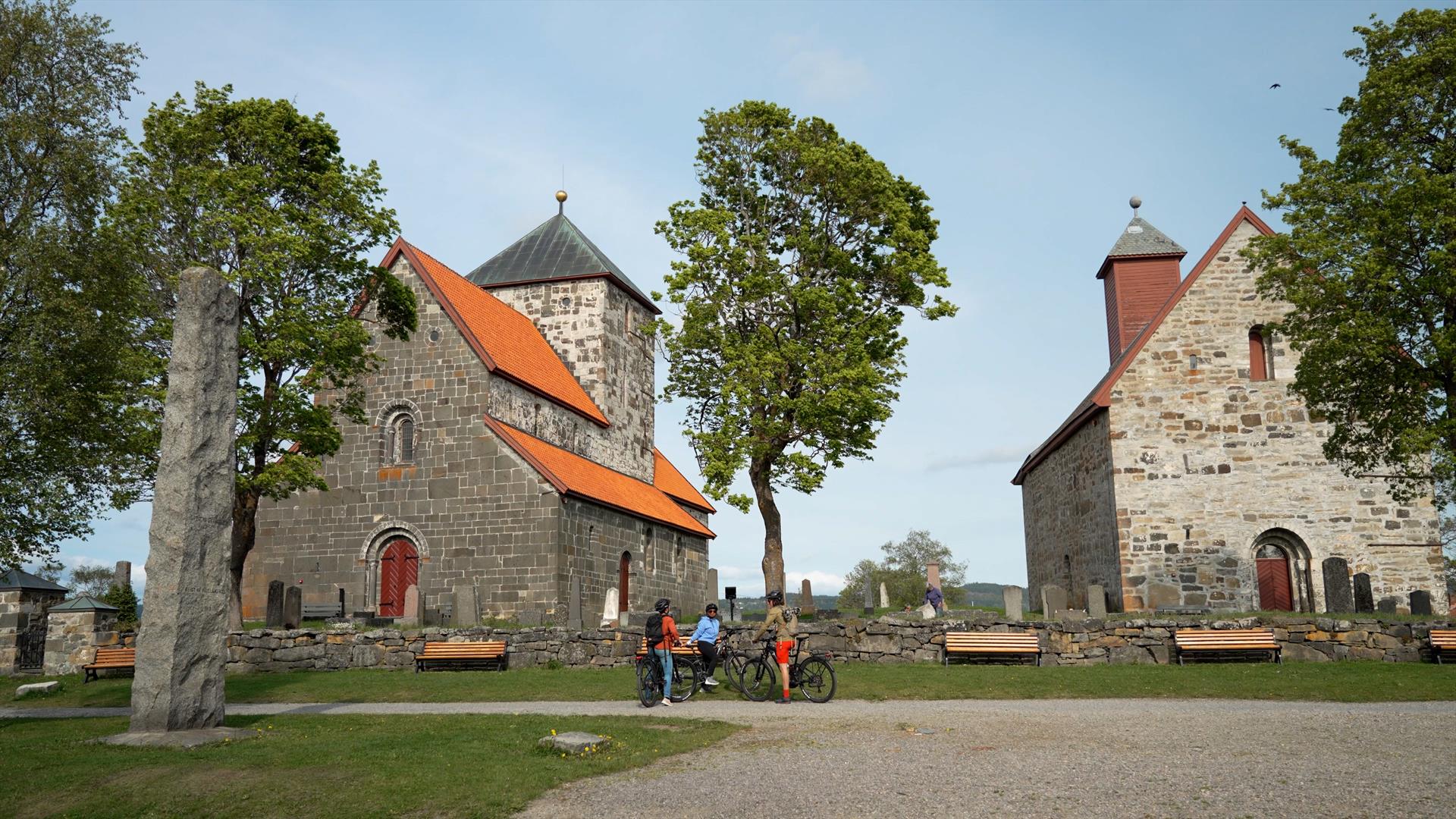Syklister foran søsterkirkene på Granavollen