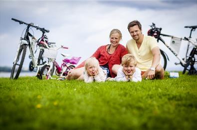 Familie på sykkeltur