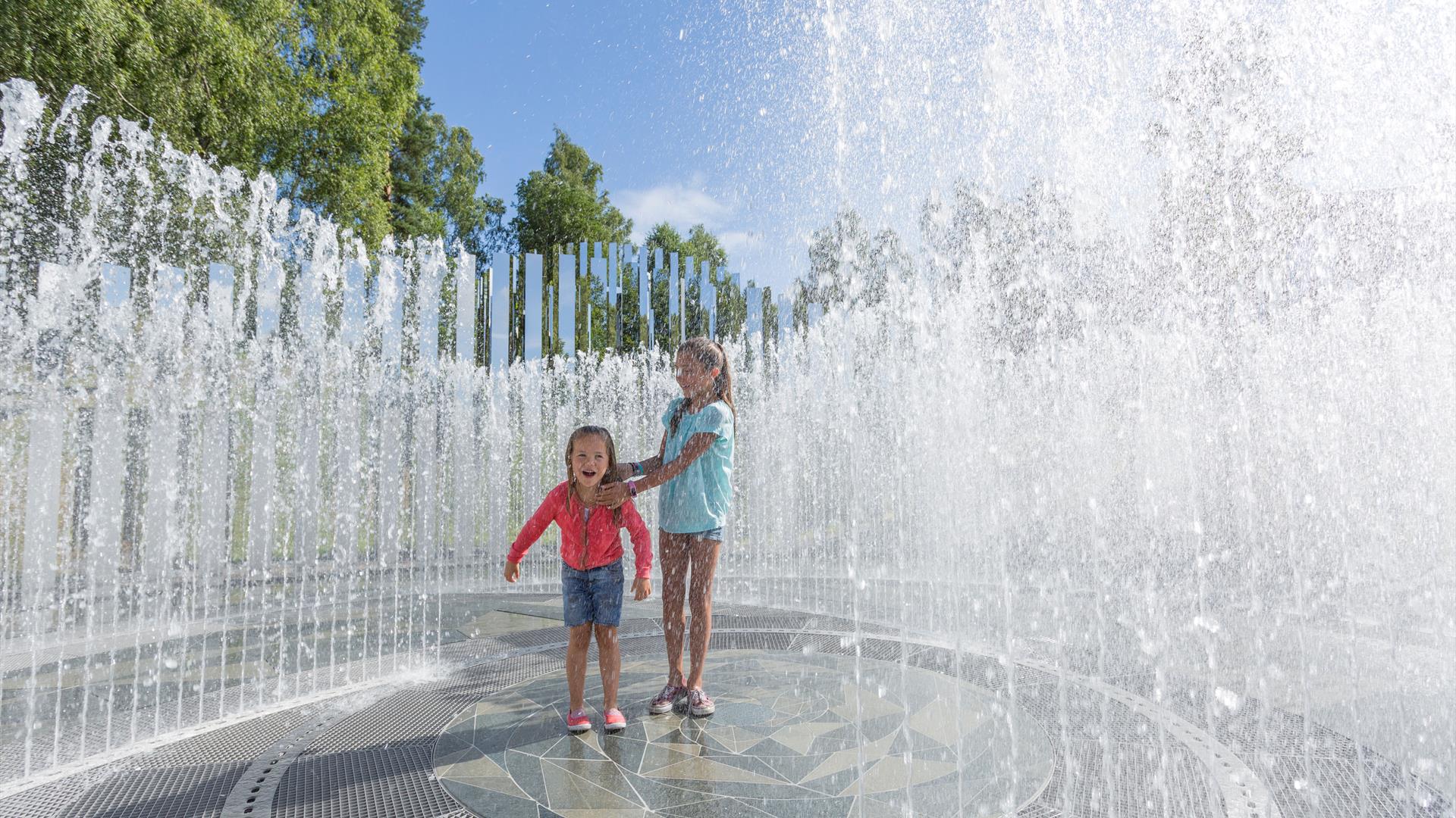 Barn i fontene på Kistefos