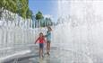Barn i fontene på Kistefos