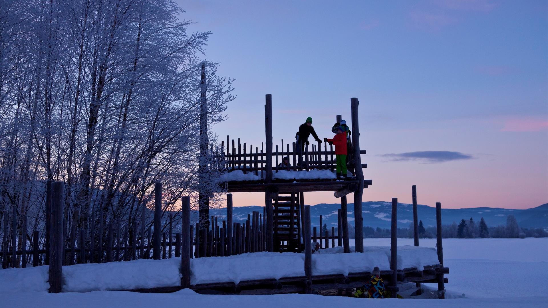 Barn leker i tårn på Dokkateltaet - Vinter
