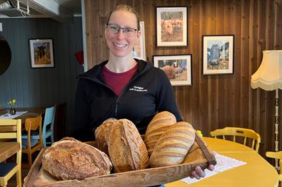 Fjordgløtt Kafé og landhandel på Eina i Vestre Toten.
Caroline med hjemmelagde brød.