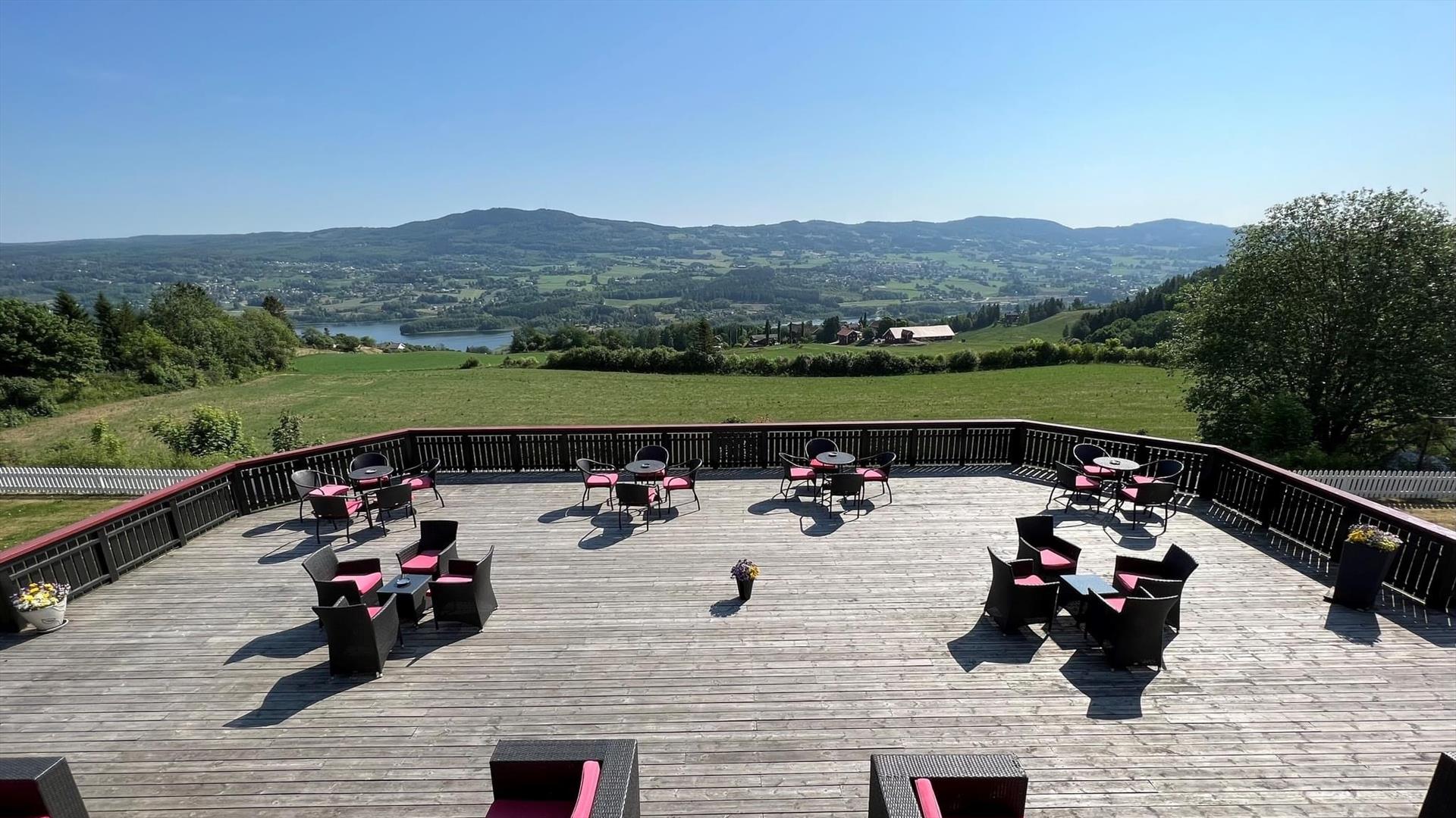Hotell Hadeland på Granavollen. Gigantisk terrasse med fantastisk utsikt over kulturlandskapet på Hadeland