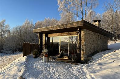Steinhytte på Kastad Gård, Gjøvik. 
Vinterisolert unik overnatting. 
Utvendig, vinter.