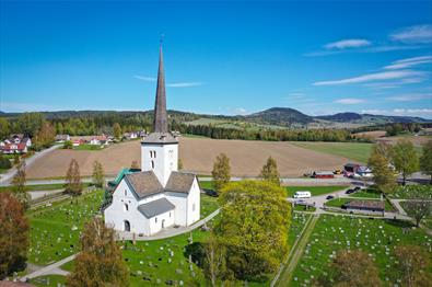 Dronebilde av Ringsaker kirke. Foto: Ringsaker kommune