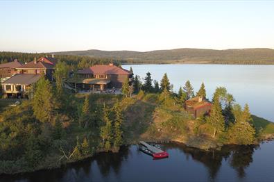 Dronebilde av Rustad hotel & Fjellstue på sensommeren