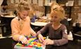 Jenter spiller tetris-lignende spill på Vitensenteret Innlandet Gjøvik