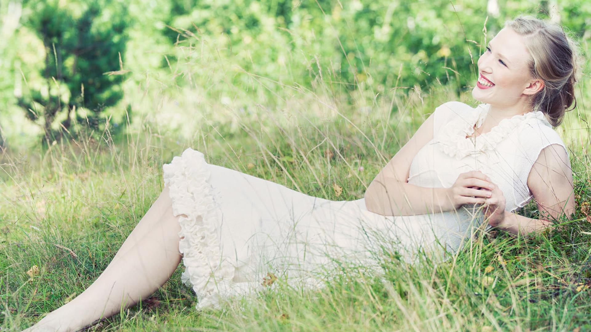 Våryr-kjole i gresset, Edel Design på Nes