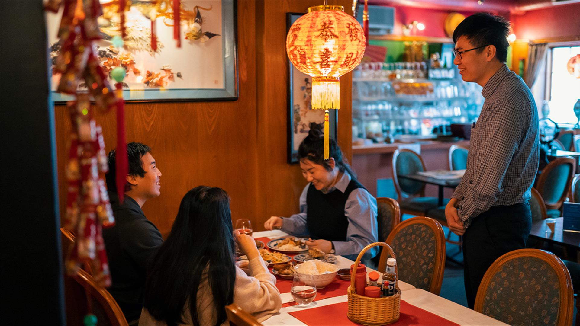 Peking Palace. Kinesisk restaurant Gjøvik, Innlandet. Restaurantsjef snakker med kundene.