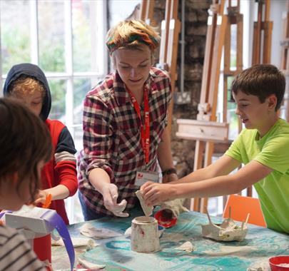 Children in an arts and crafts class