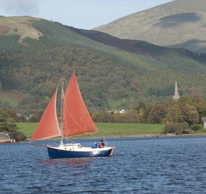 Lake sailing cruises