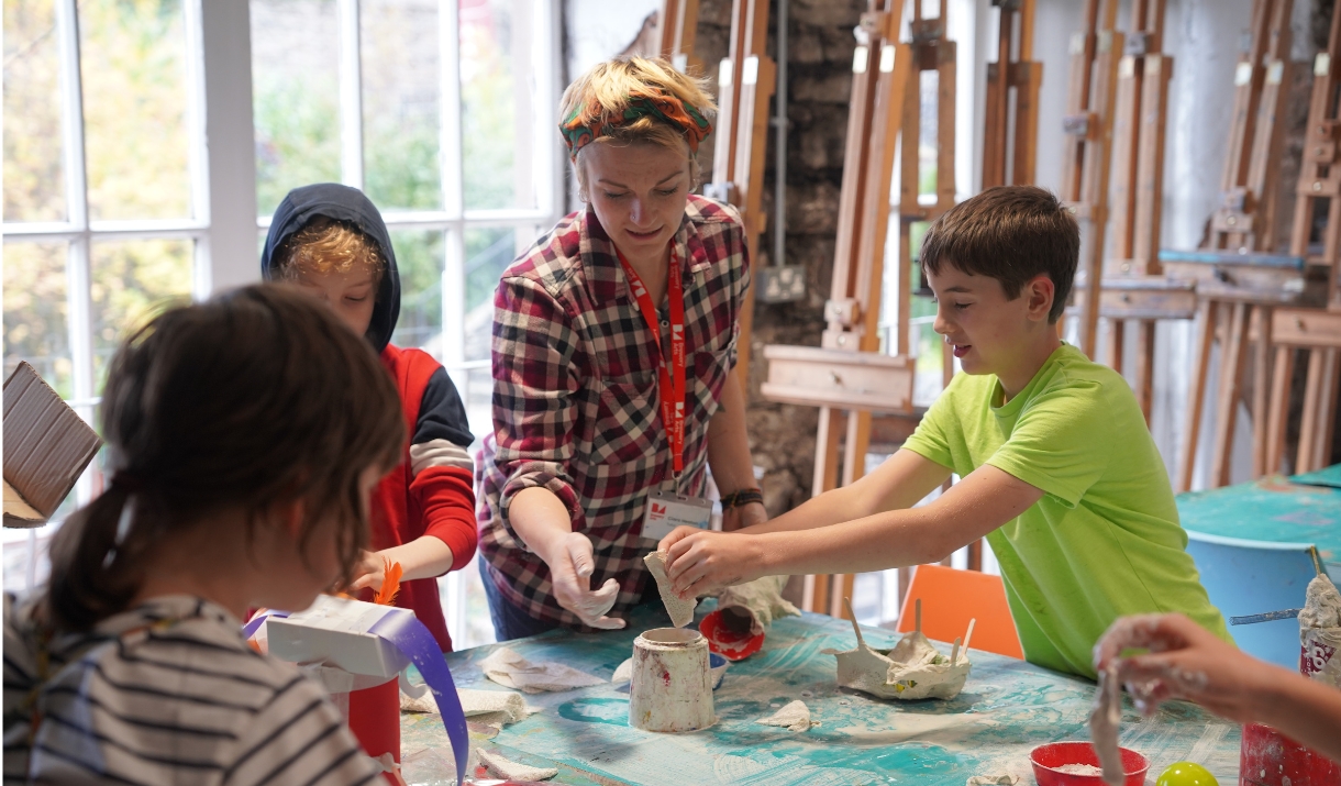 Children in an arts and crafts class