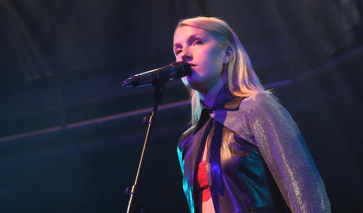 Clara Pople singing at The Glasshouse, Newcastle September 2025