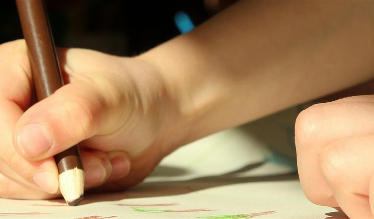 child colouring in