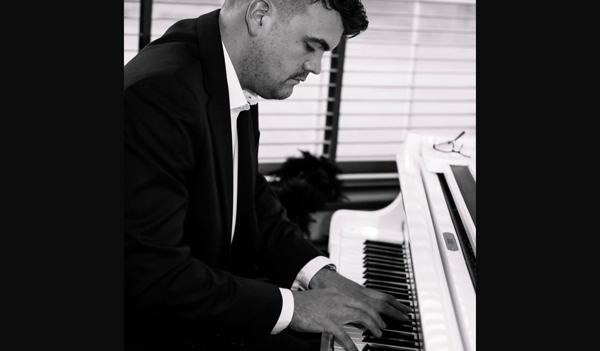 Piano Pete playing live