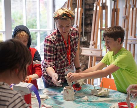 Children in an arts and crafts class