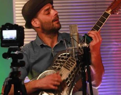 Rob Young playing his banjo live