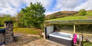 Outdoor hot tub - Howgills Barn