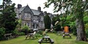 Exterior and outdoor dining at The Black Swan in Ravenstonedale, Cumbria