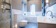 Ensuite bathroom at Heather Glen Country House in Ainstable, Cumbria © Al Topping 2024