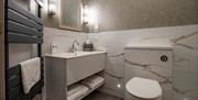 Ensuite bathroom at Heather Glen Country House in Ainstable, Cumbria © Al Topping 2024