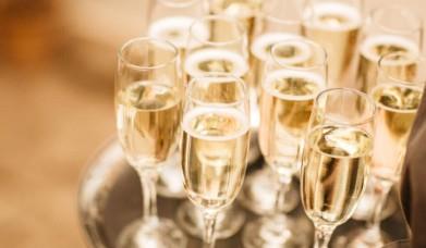 Prosecco at The Queen's Head