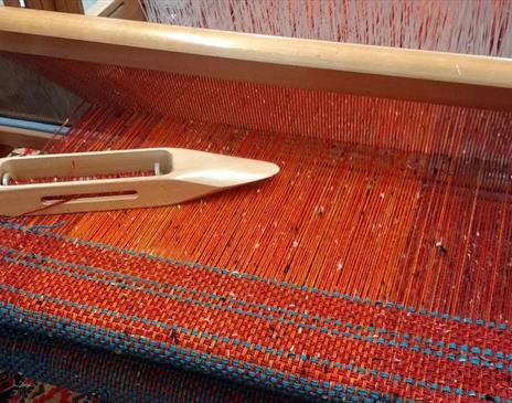 Weaving a scarf . 2 day workshop at Cowshed Creative
