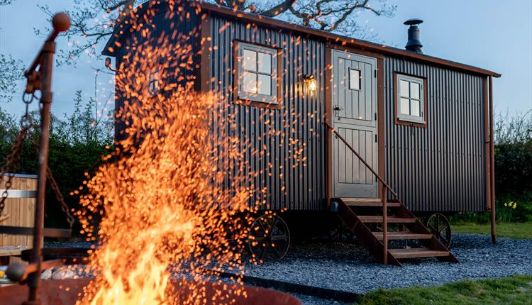 Sior Shepherd's Hut with Fire Pit