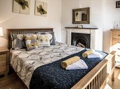 Kingsize bed, holiday let, Snowdonia