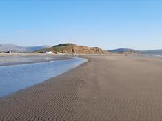 Wendon Holidays seen from the beach, with a glorious backdrop of mountains and the Hill forte.