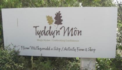 Tyddyn Mon entrance sign