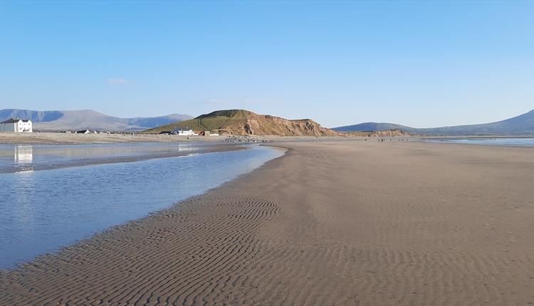 Wendon Holidays seen from the beach, with a glorious backdrop of mountains and the Hill forte.