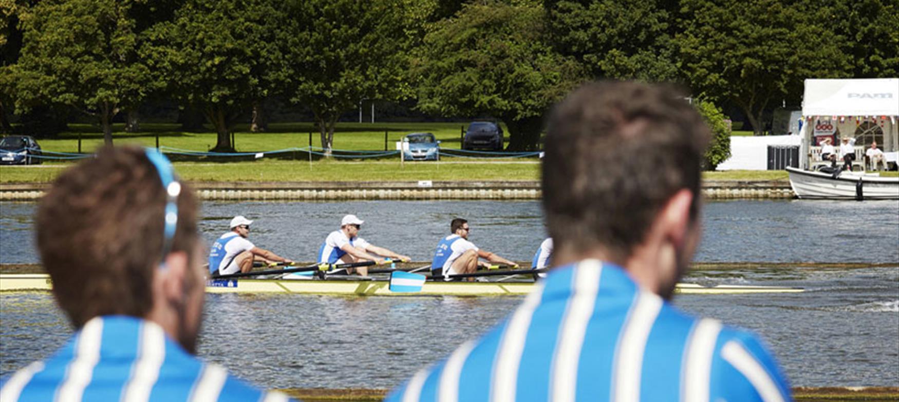 Teams rowing at the regatta