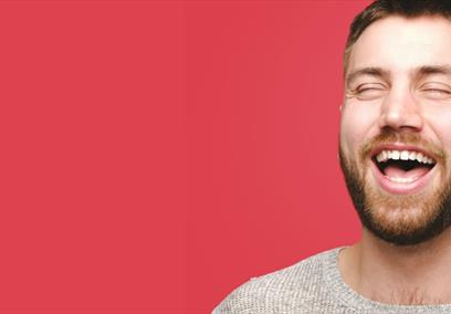 Morgan Rees stodd in front of a red background