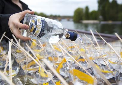 Mr Hobbs gin being poured into glasses on board a Hobbs of Henley boat.