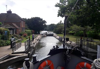 navigating the river to Goring