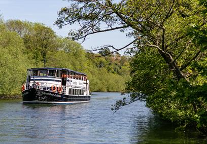 sunday lunch on the river