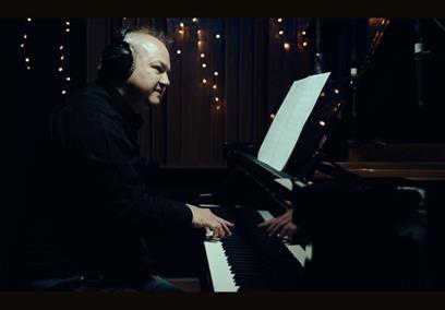 Dave Jones playing the piano