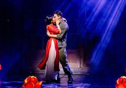 MISS SAIGON. Julianne Pundan (Kim), Jack Kane (Chris). Photo Danny Kaan.