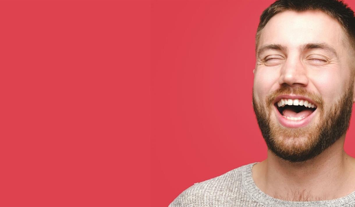 Morgan Rees stodd in front of a red background