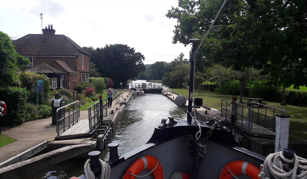 navigating the river to Goring