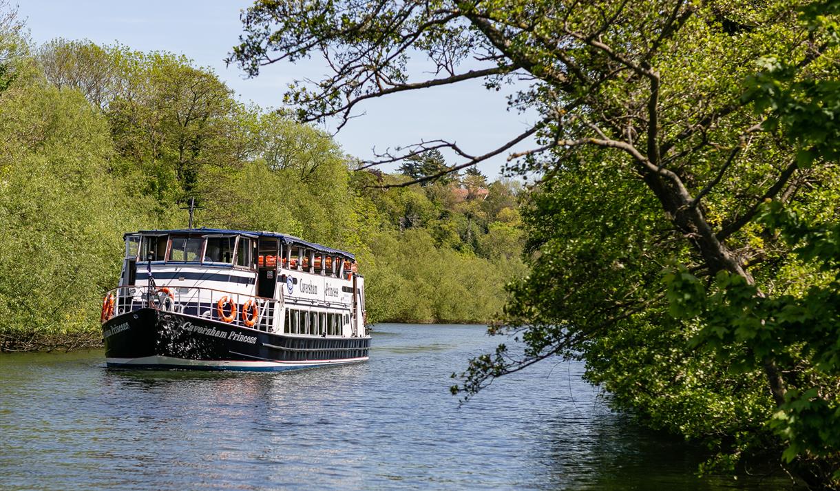 sunday lunch on the river