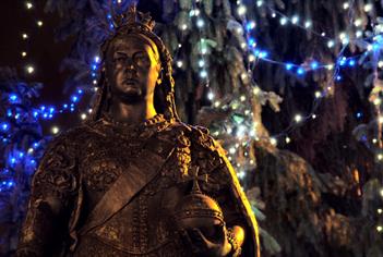 Queen Victoria Statue at Christmas