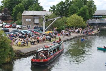 Teashop by the Canal, Reading