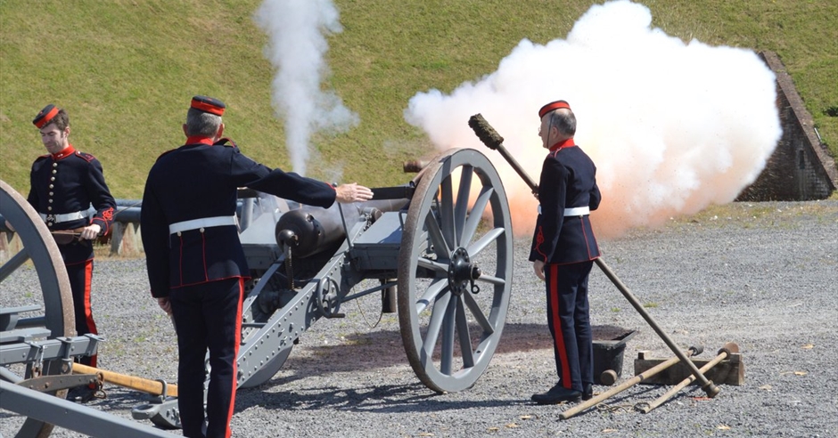 Witness the power and might of the 16-pounder at Fort Nelson - Visit ...
