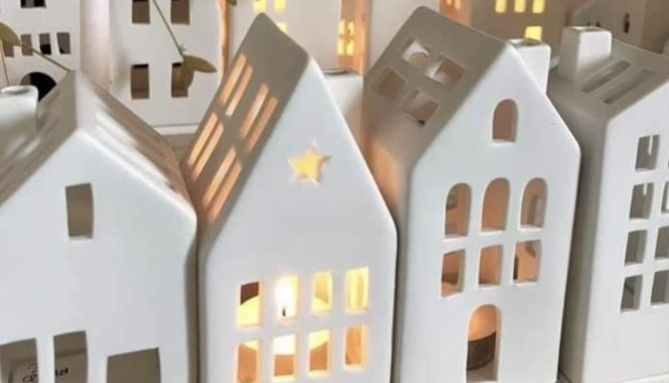 Pottery candlelight houses