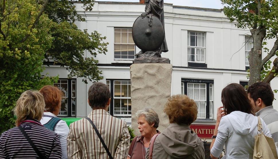 Guided tour in Abbey Gardens