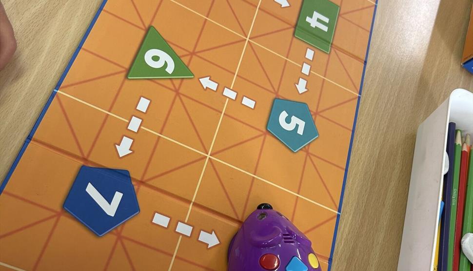 Young visitors program their mouse!