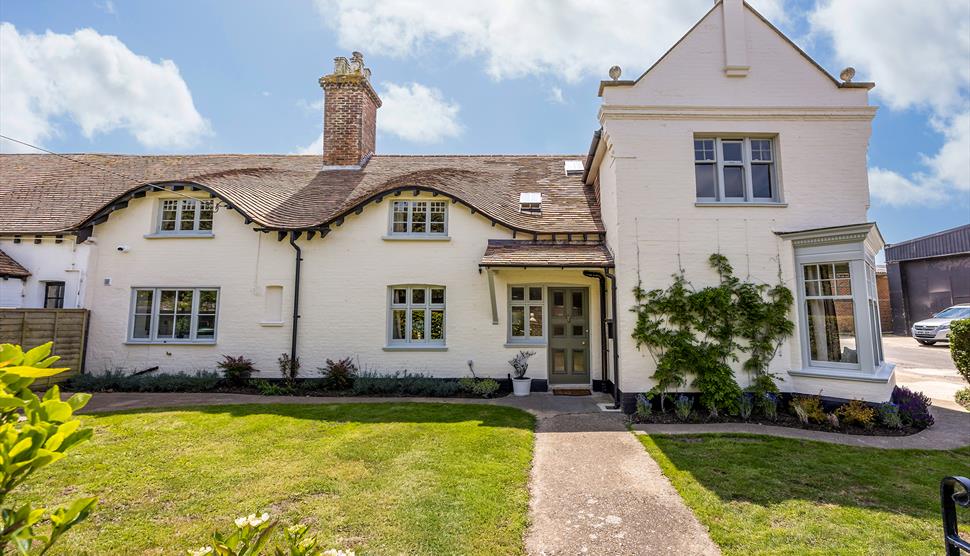 The exterior of Carrington Farmhouse - a New Forest Holiday Cottage